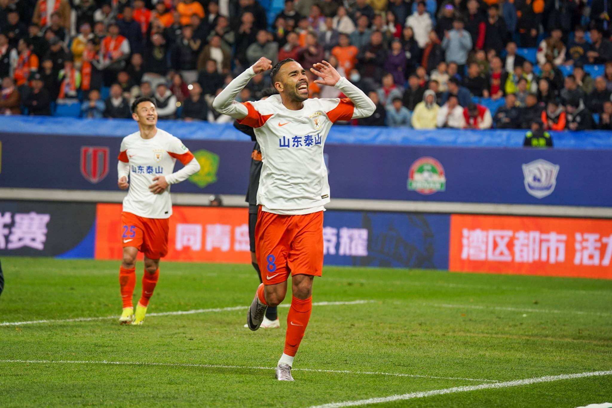 山东泰山成为本场最大亮点，中超瞬间破防，失误的简单介绍