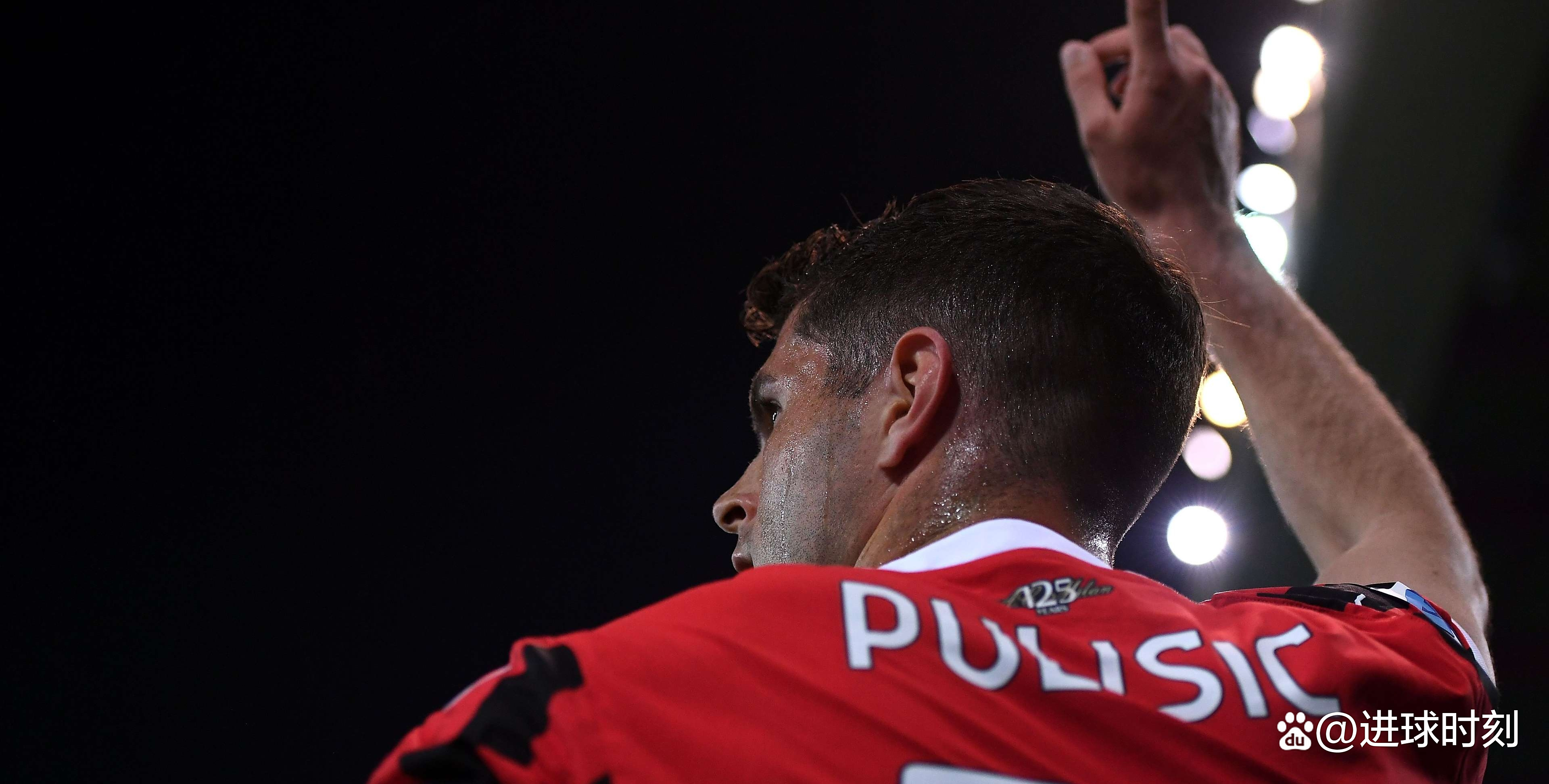 乌迪内斯逆转胜利，球迷欢呼