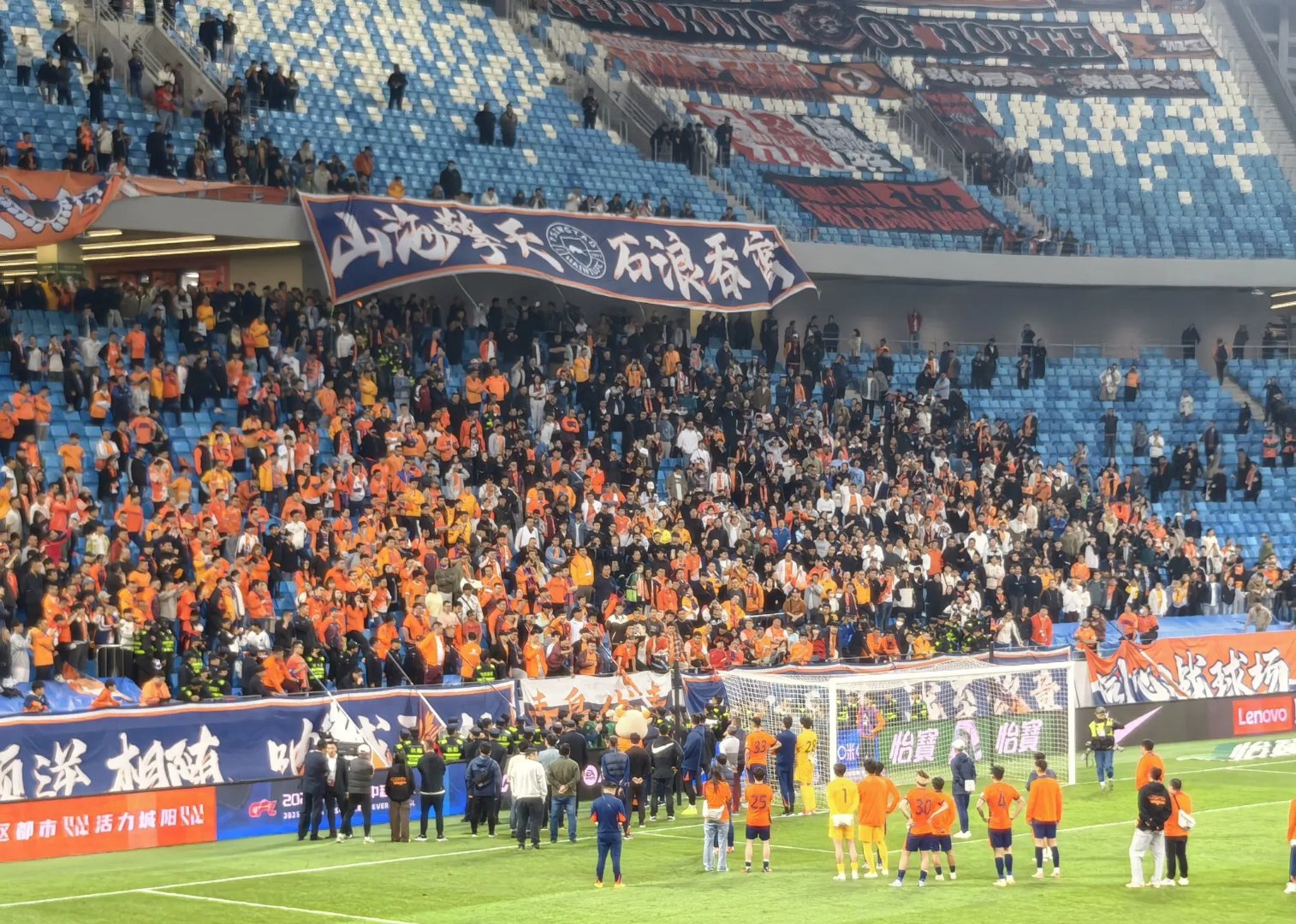 包含青岛队在激烈比拼中获胜，展现实力！的词条