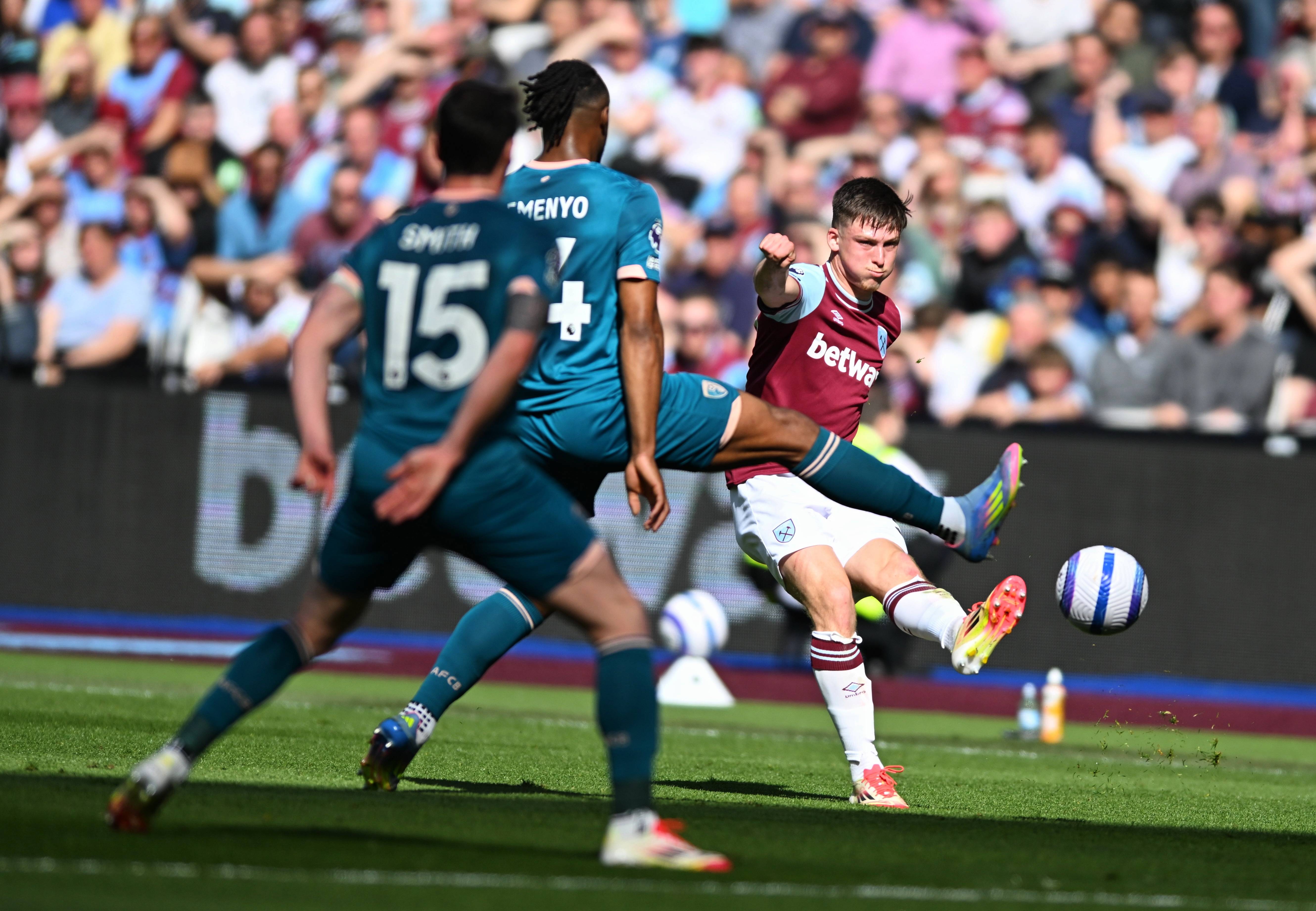 包含伯恩茅斯主场惨败，0-4不敌西汉姆联的词条