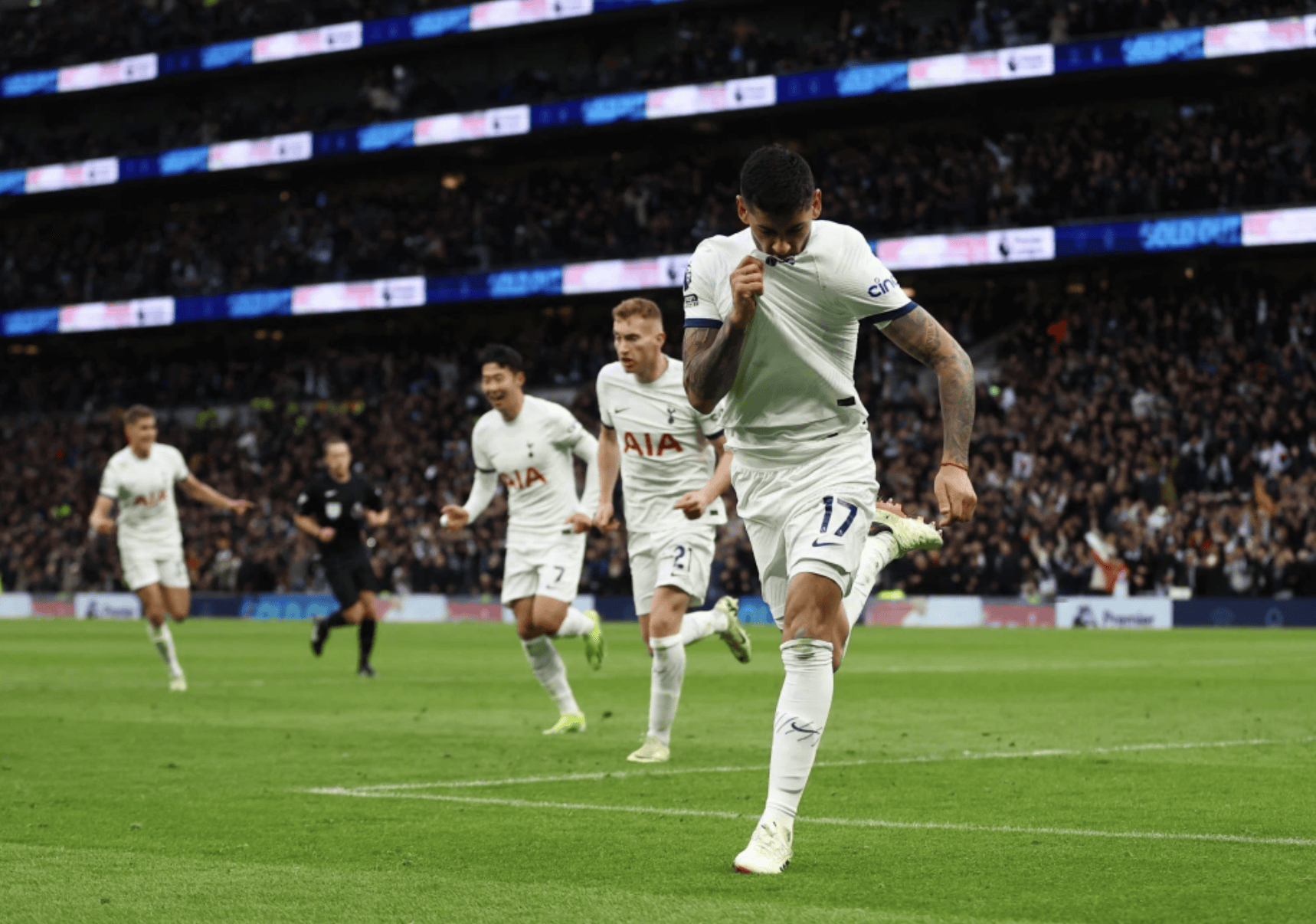 曼联客场大胜托特纳姆热刺，重返前列