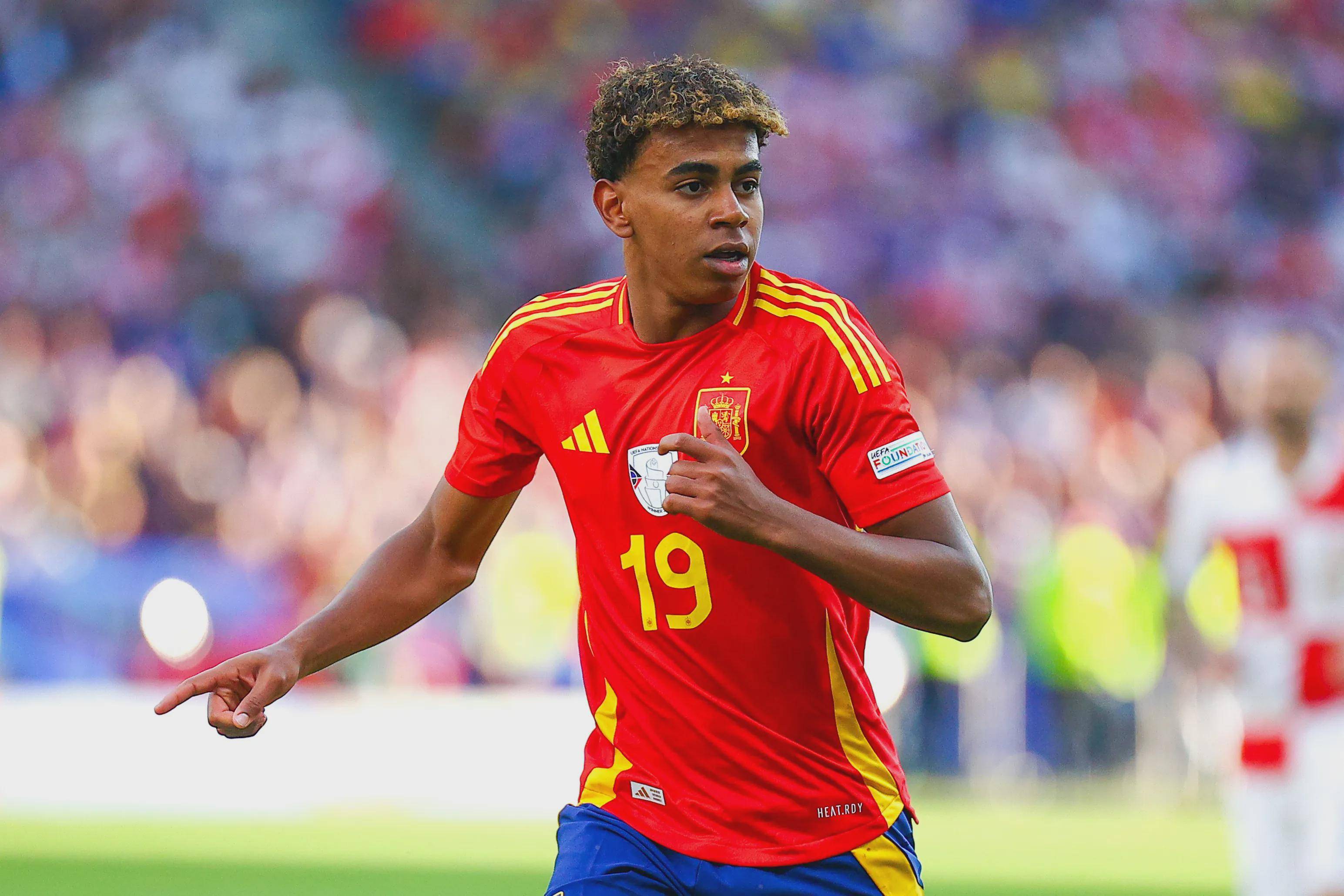 包含足坛新秀崭露头角，成为球队一大亮点的词条