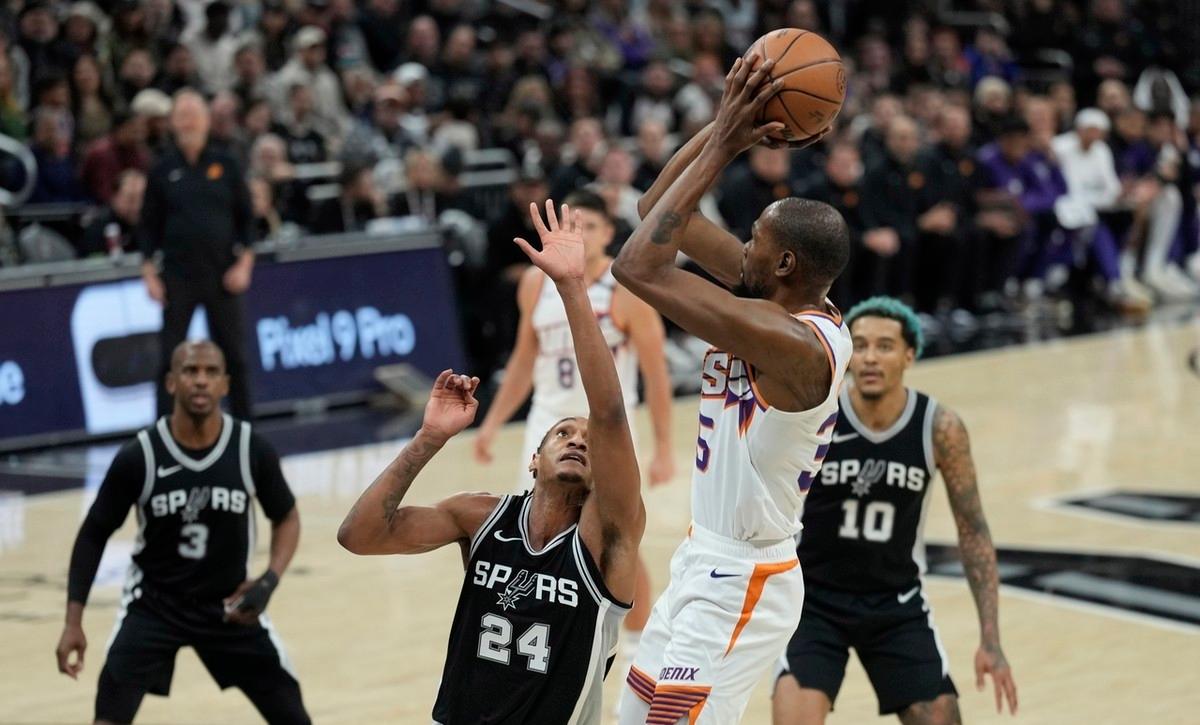 篮球赛场上掀起激烈激战，马刺最终惨遭失利的简单介绍