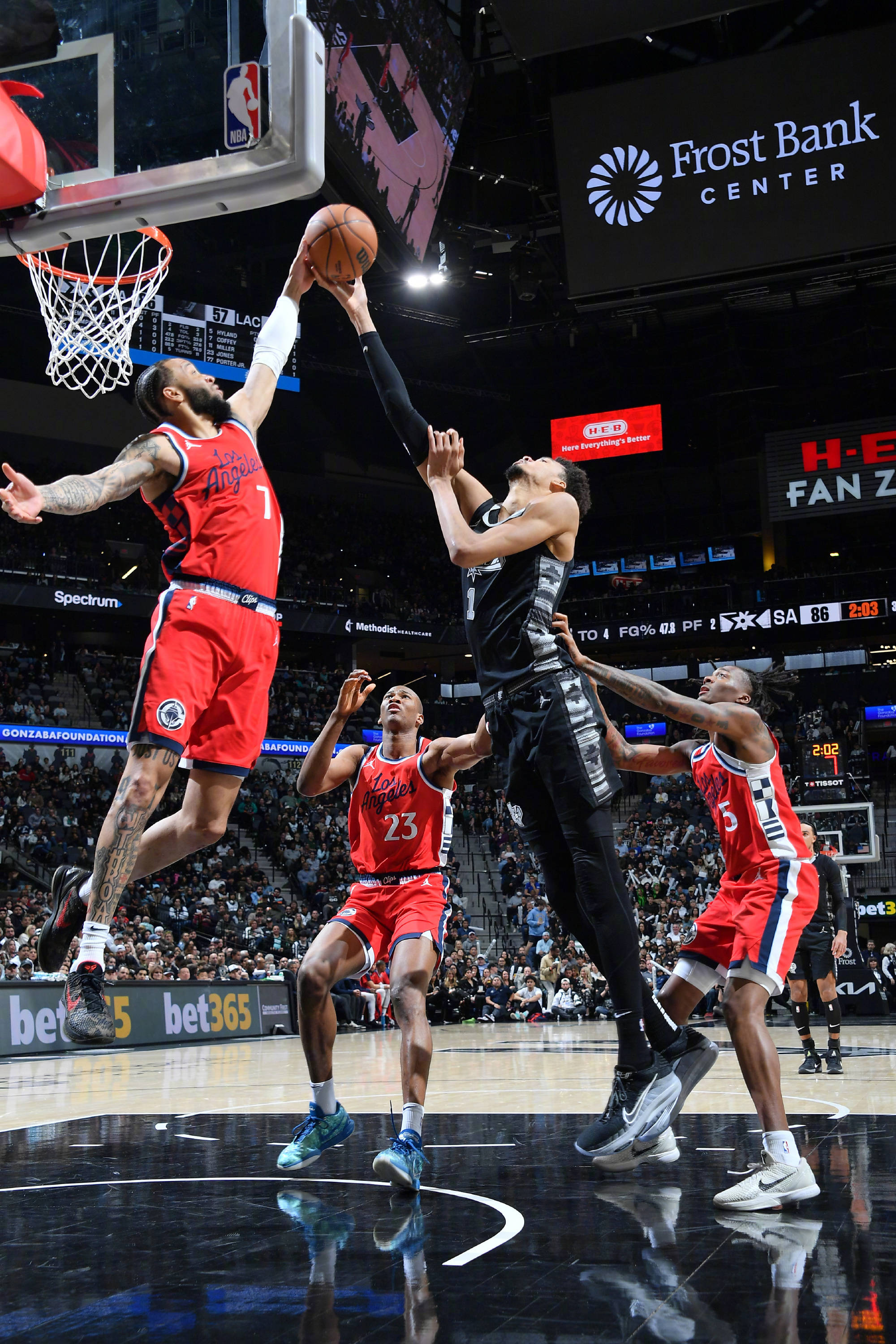 篮球赛场上掀起激烈激战，马刺最终惨遭失利的简单介绍