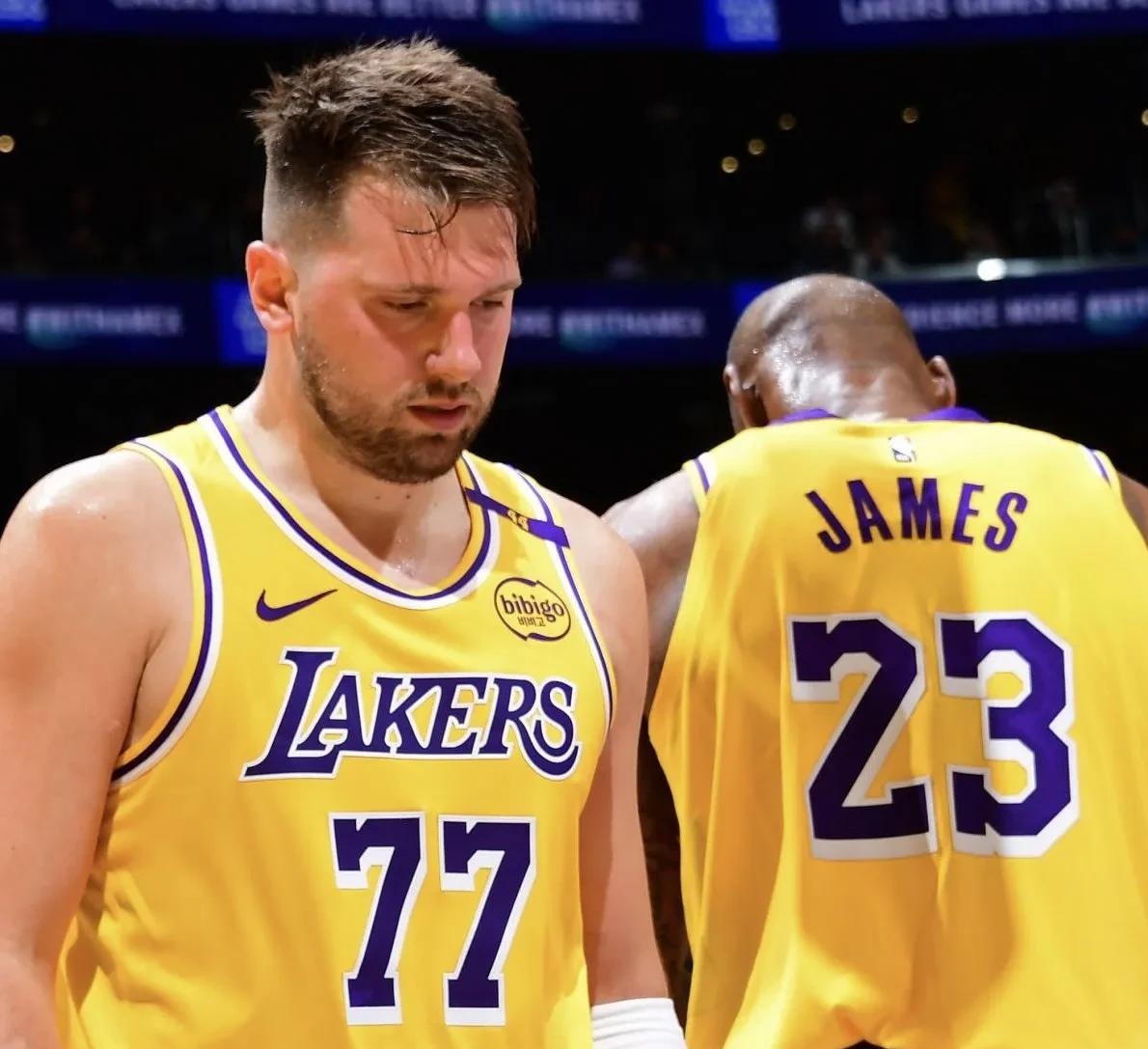 包含球员受伤缺席，球队转变进攻方案的词条