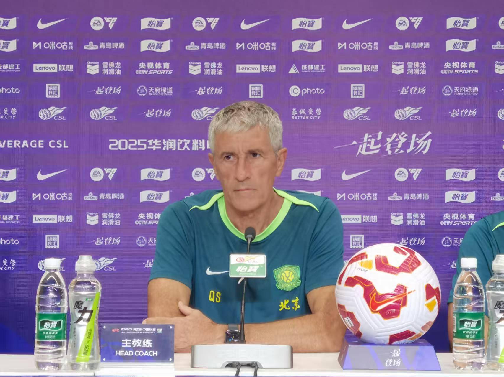 比赛中球队战胜老对手,展现实力与决心 比赛中球队战胜老对手,展现实力与决心