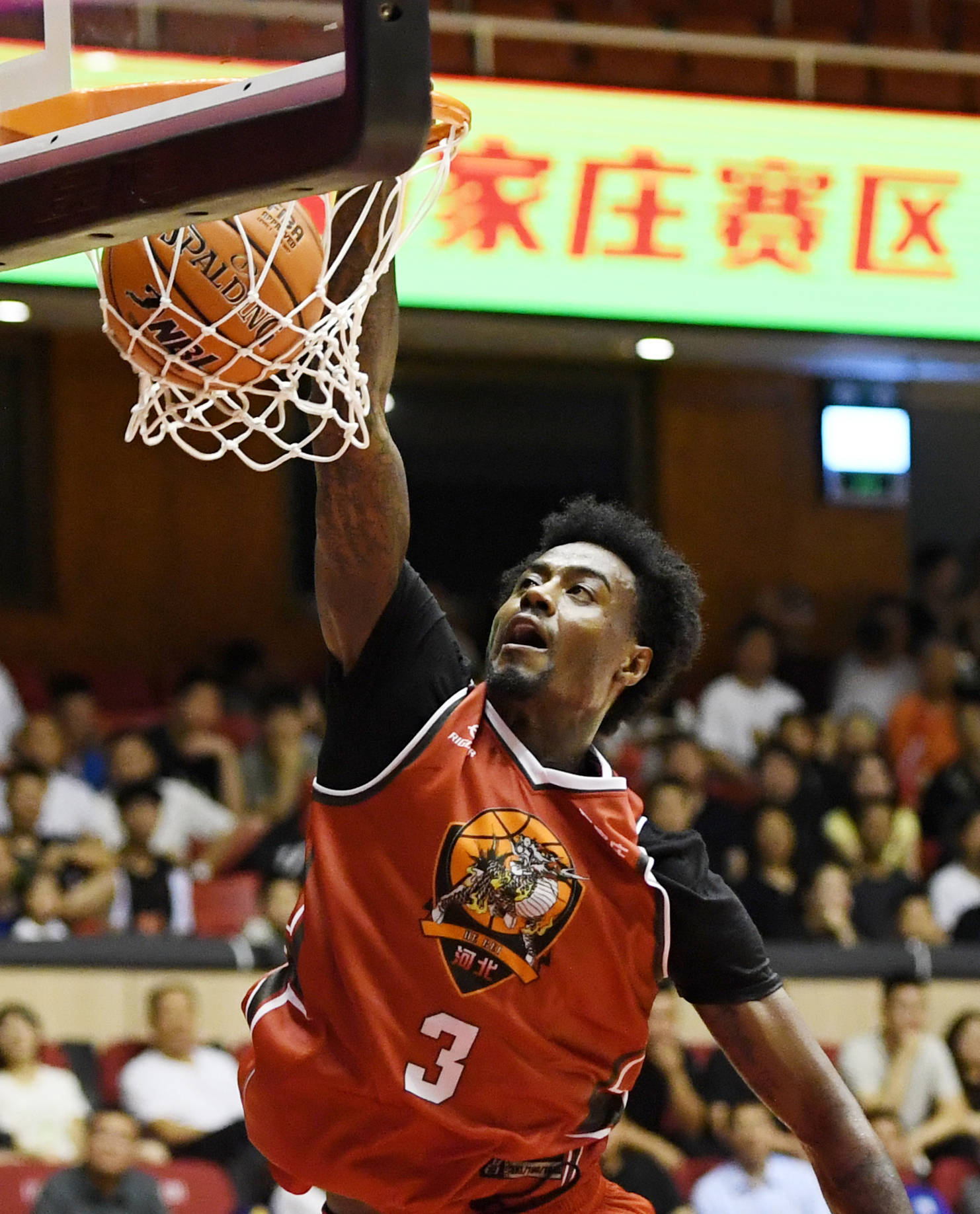 包含国内篮球职业联赛呈现白热化赛况，鏖战正酣的词条