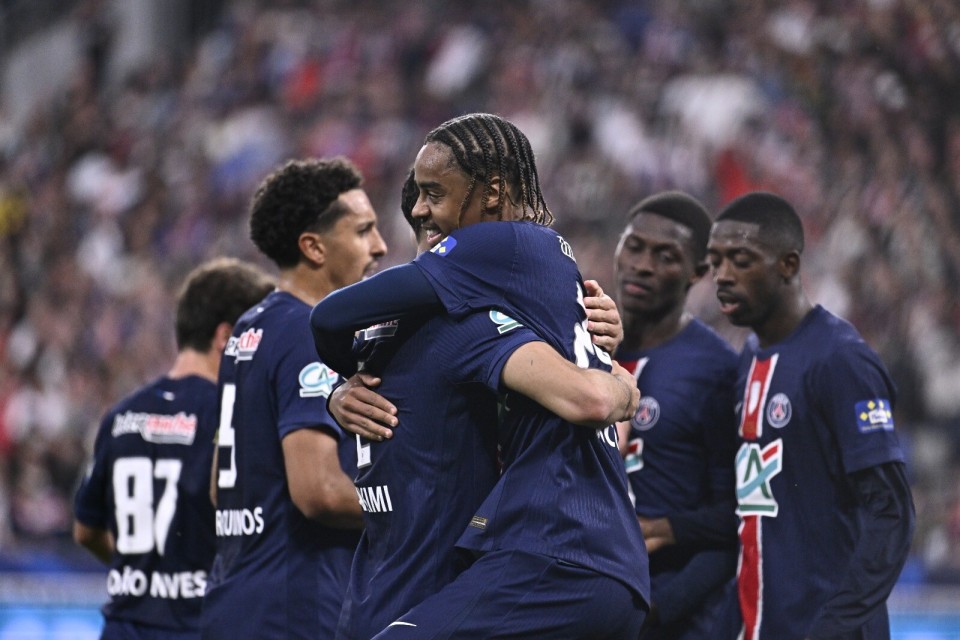 包含法国杯赛揭幕战打响，吸引众多球迷观赏的词条