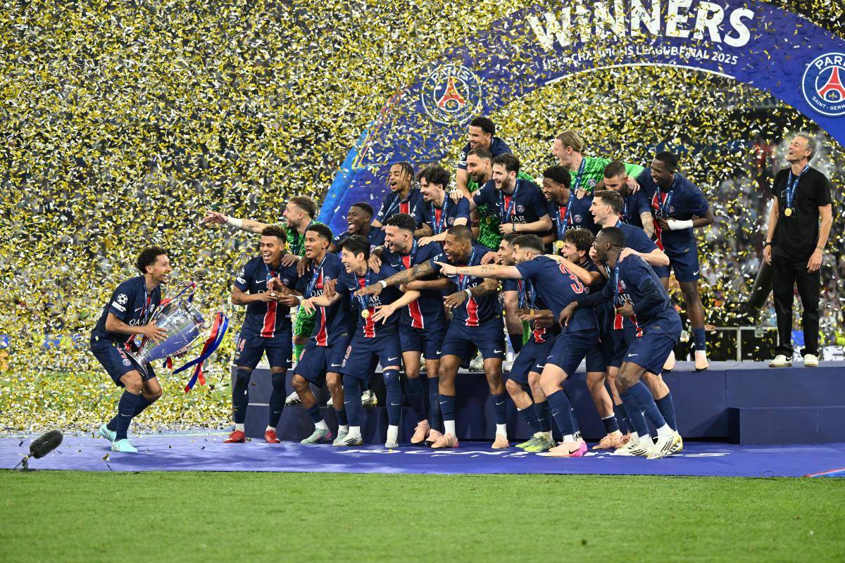 包含法国杯赛揭幕战打响，吸引众多球迷观赏的词条