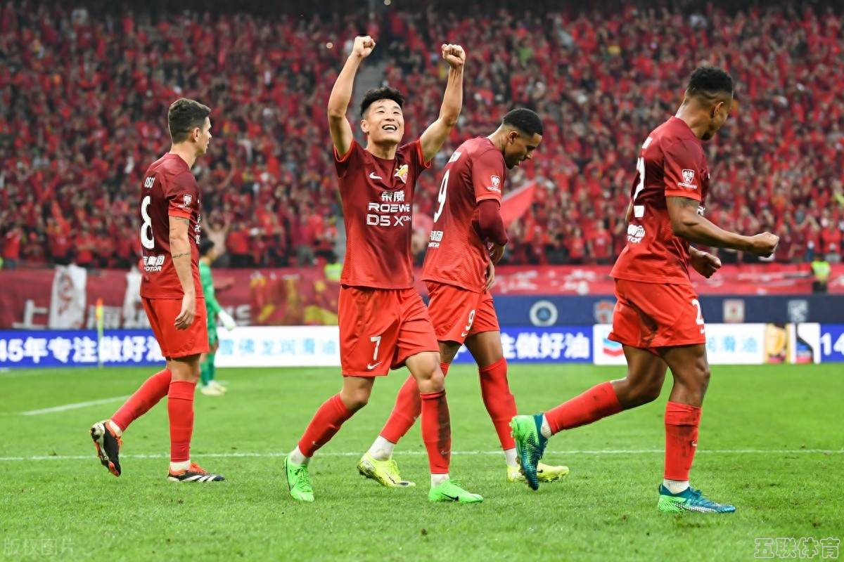 纷飞球迷期待，实力对决各显神通，胜负难料