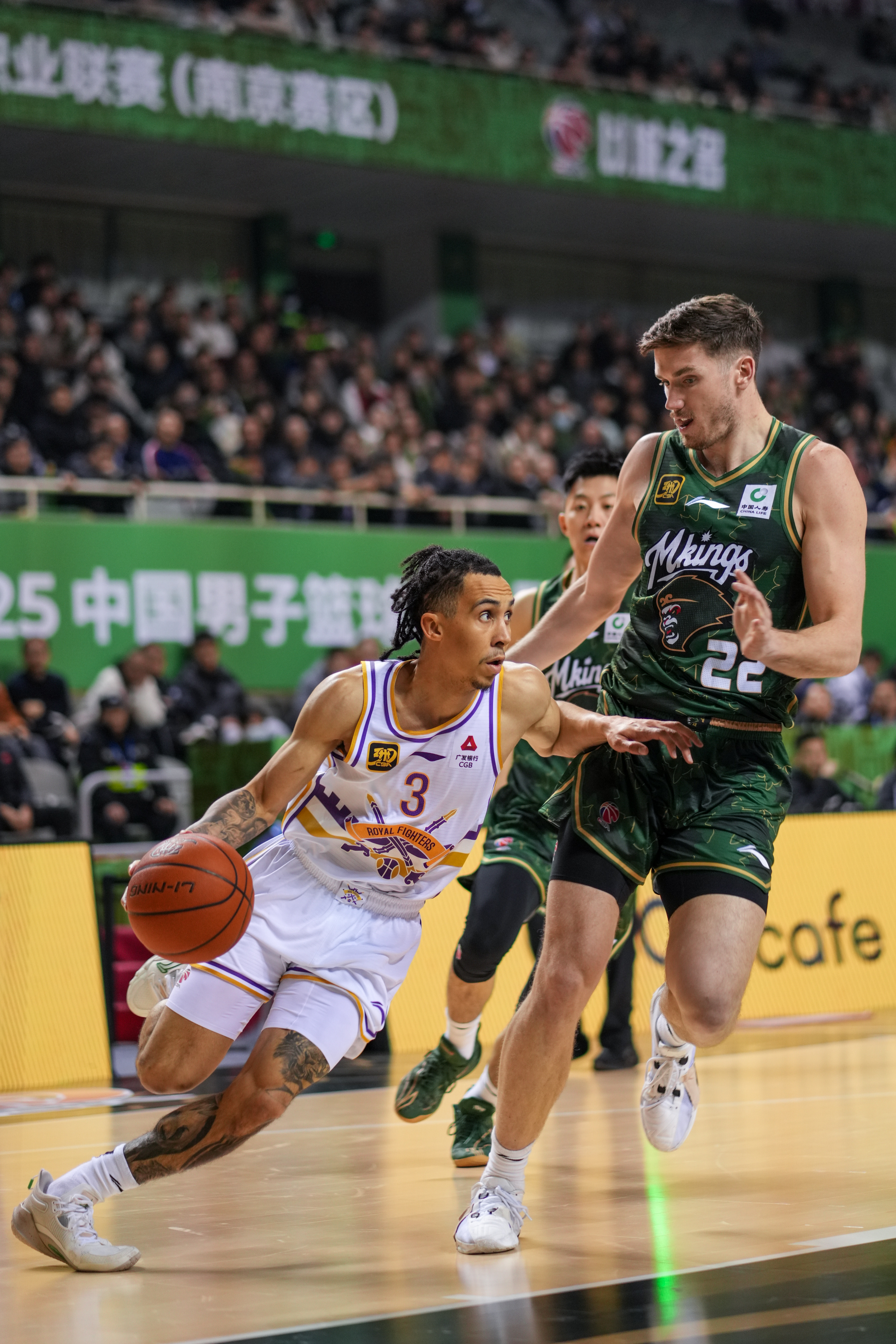 比赛过程中球员擦肩而过呼风唤雨