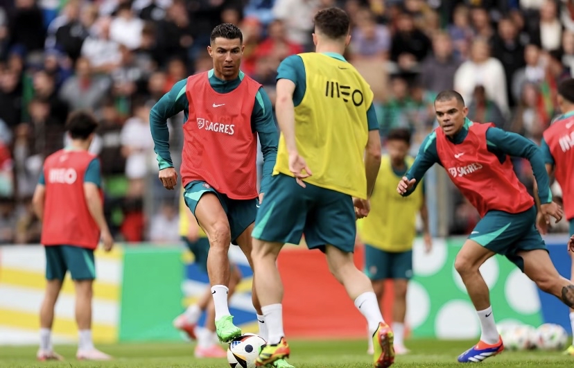 葡萄牙国家队击败对手，锁定晋级欧洲杯席位