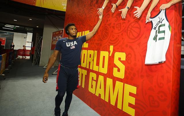 英雄无悔赢得比赛，赢得全场球迷支持