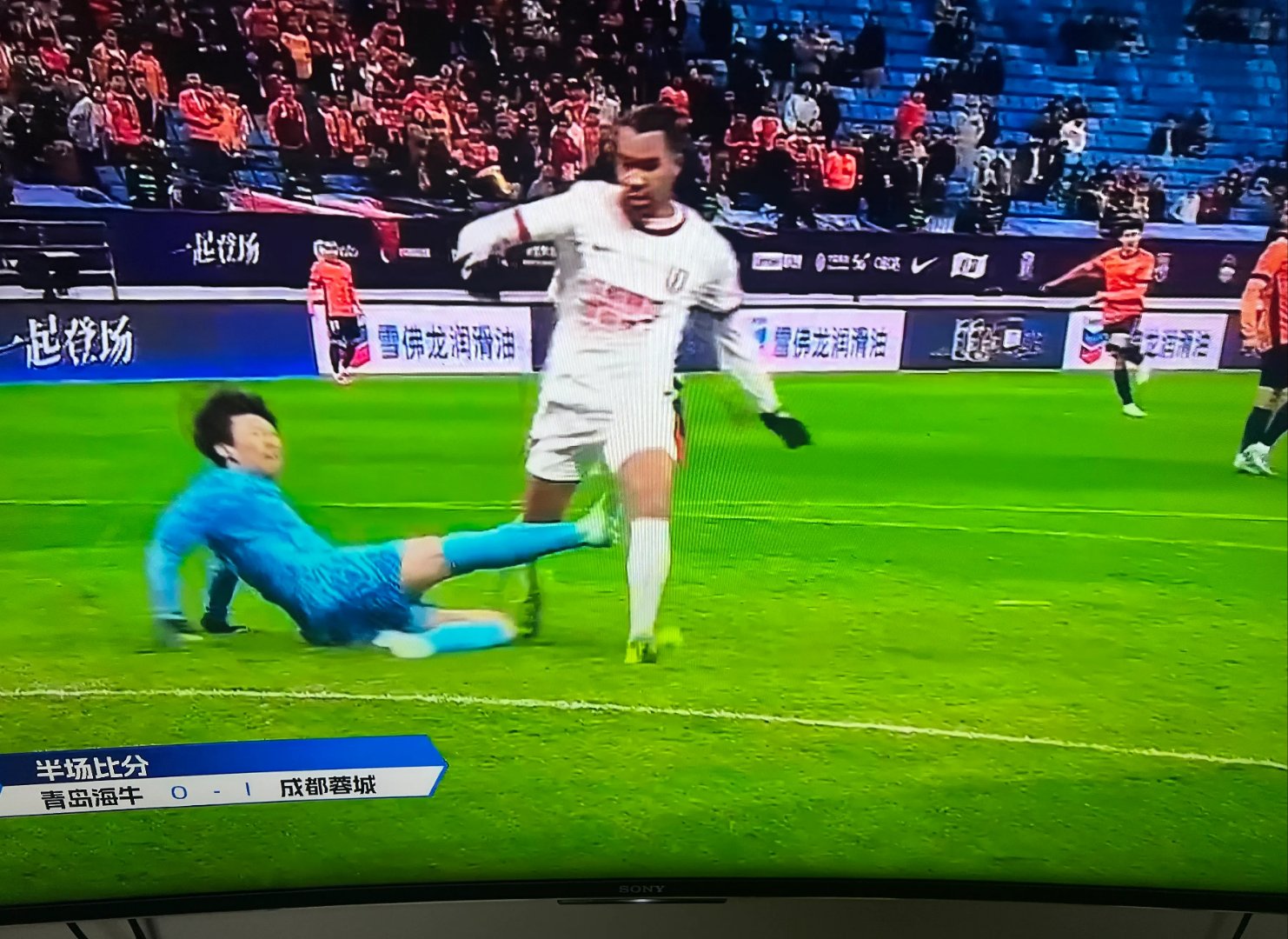 足球明星自曝生活趣事，笑容满面备战下一场比赛的简单介绍