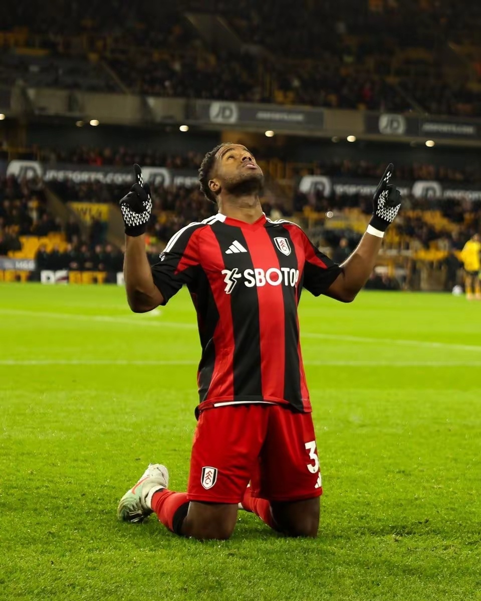 狼队客场挫败富勒姆,追赶积分领先 狼队客场挫败富勒姆,追赶积分领先