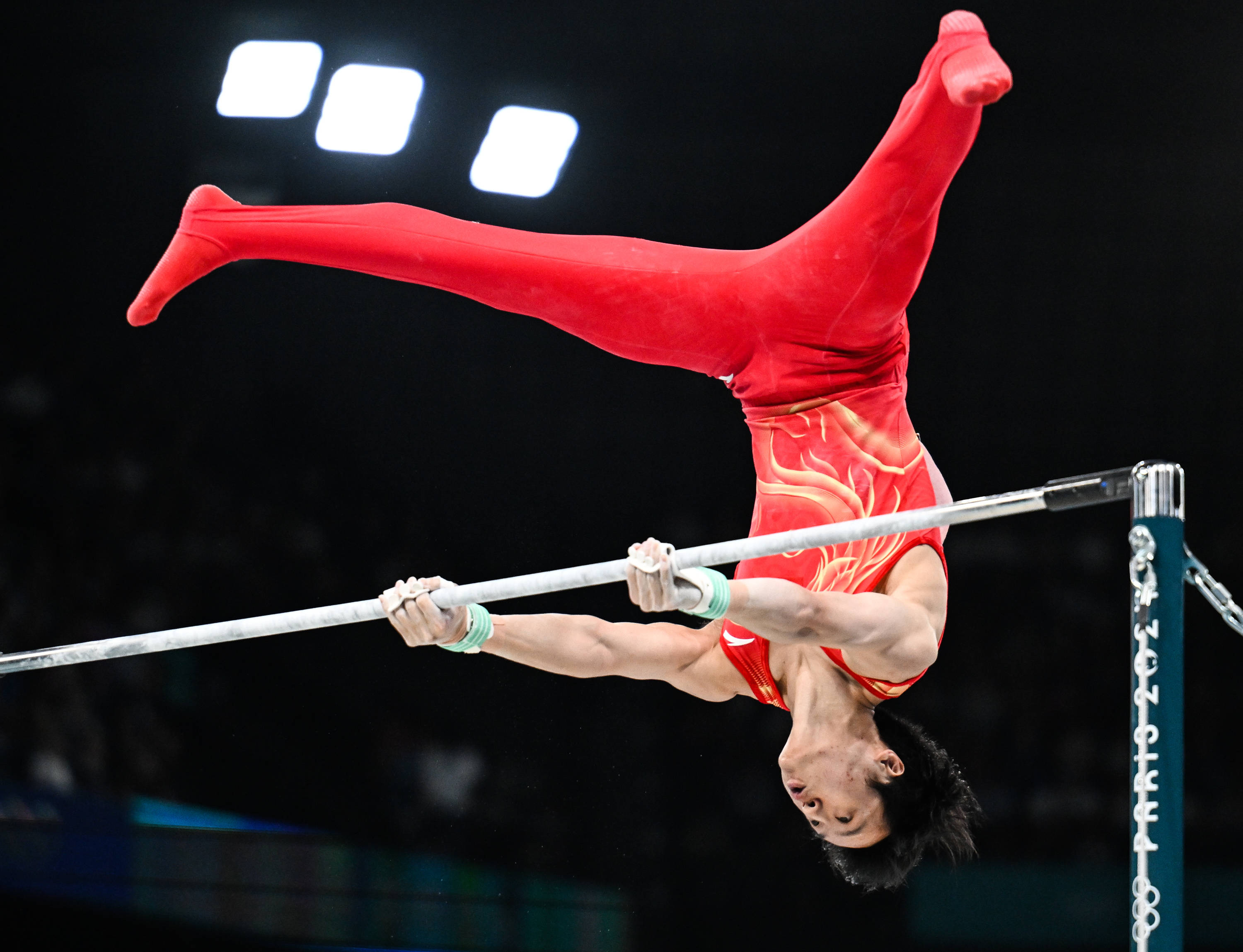 体操男子全能中国选手表现出色，稳坐前四