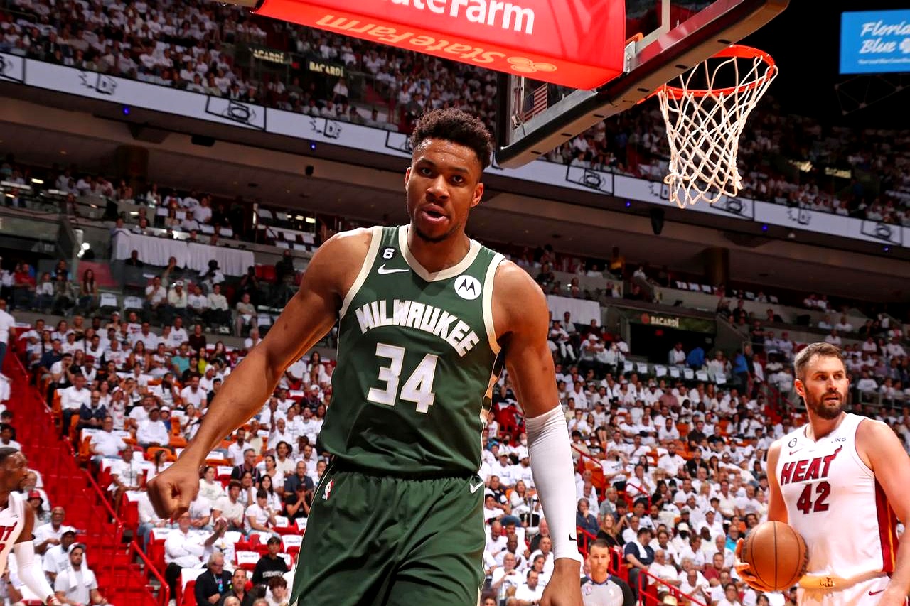 爵士不敌雄鹿，戈贝尔难挡字母哥的简单介绍