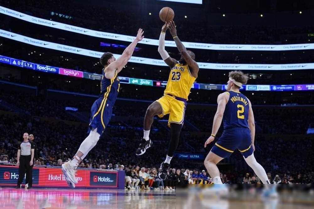 勇士主场大胜湖人,晋级季后赛 勇士主场大胜湖人,晋级季后赛