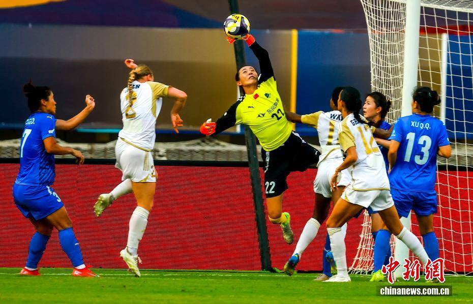 冠军杯赛事中的球队力争胜利