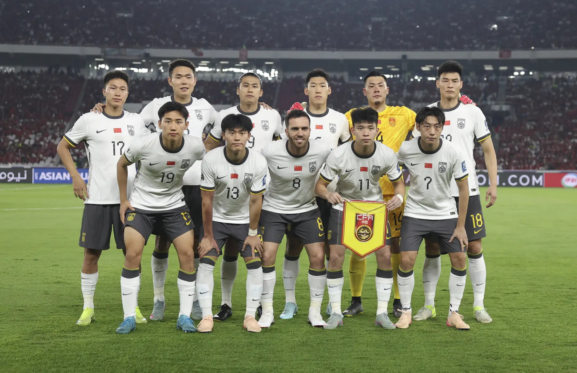 夺冠热门球队遭遇连败，压力巨大