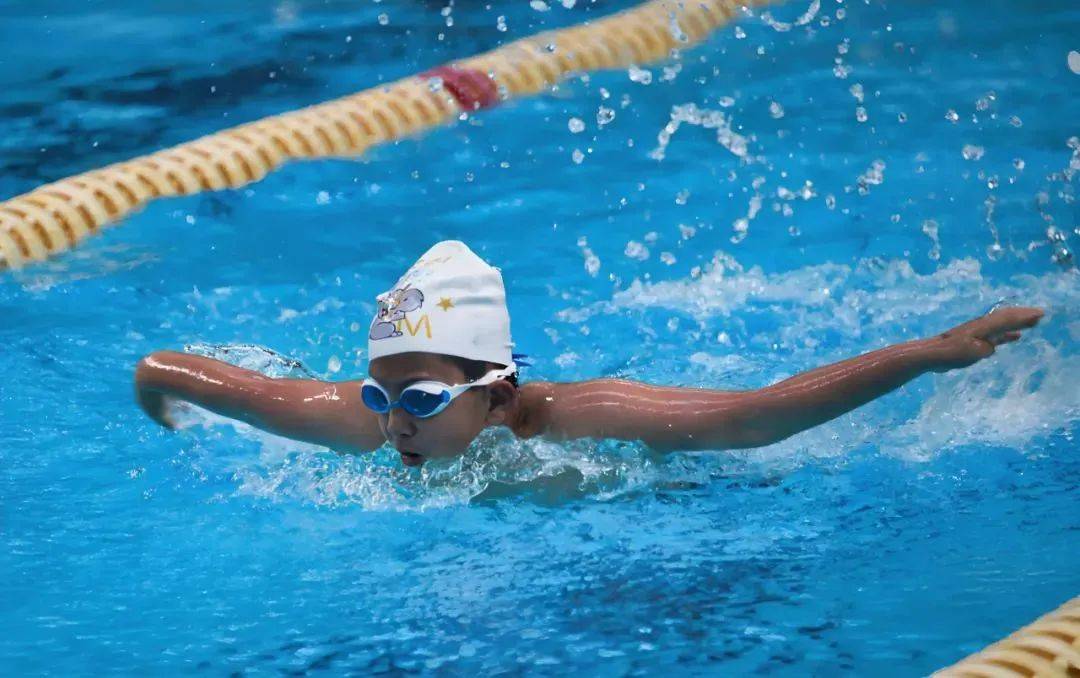 运动员们在场上展现出色技艺,赢得观众赞叹 运动员们在场上展现出色技艺,赢得观众赞叹